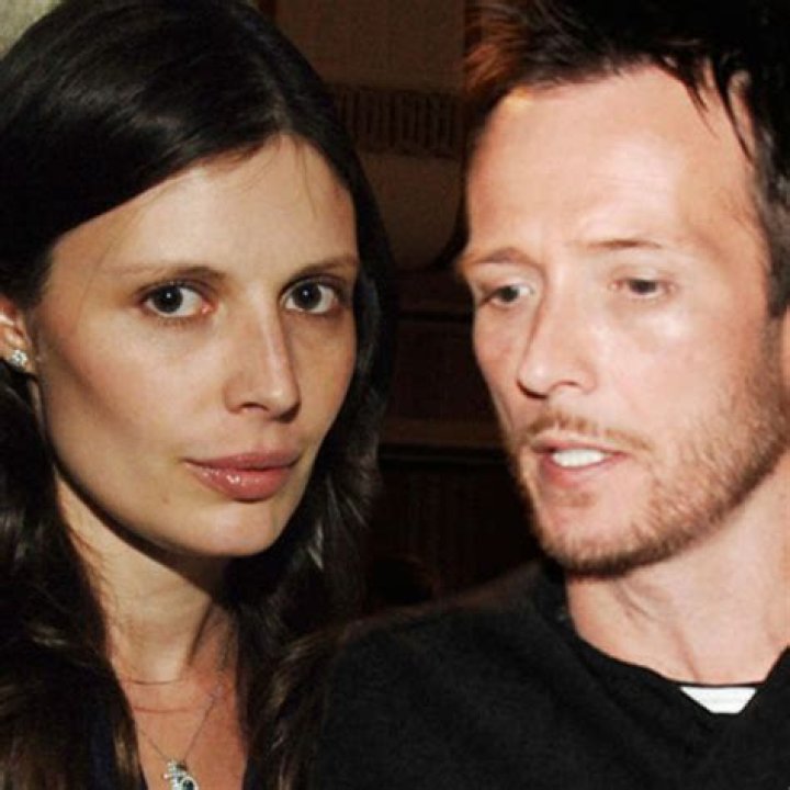 Discover Scott Weiland's Enormous Net Worth: Impressive Figures