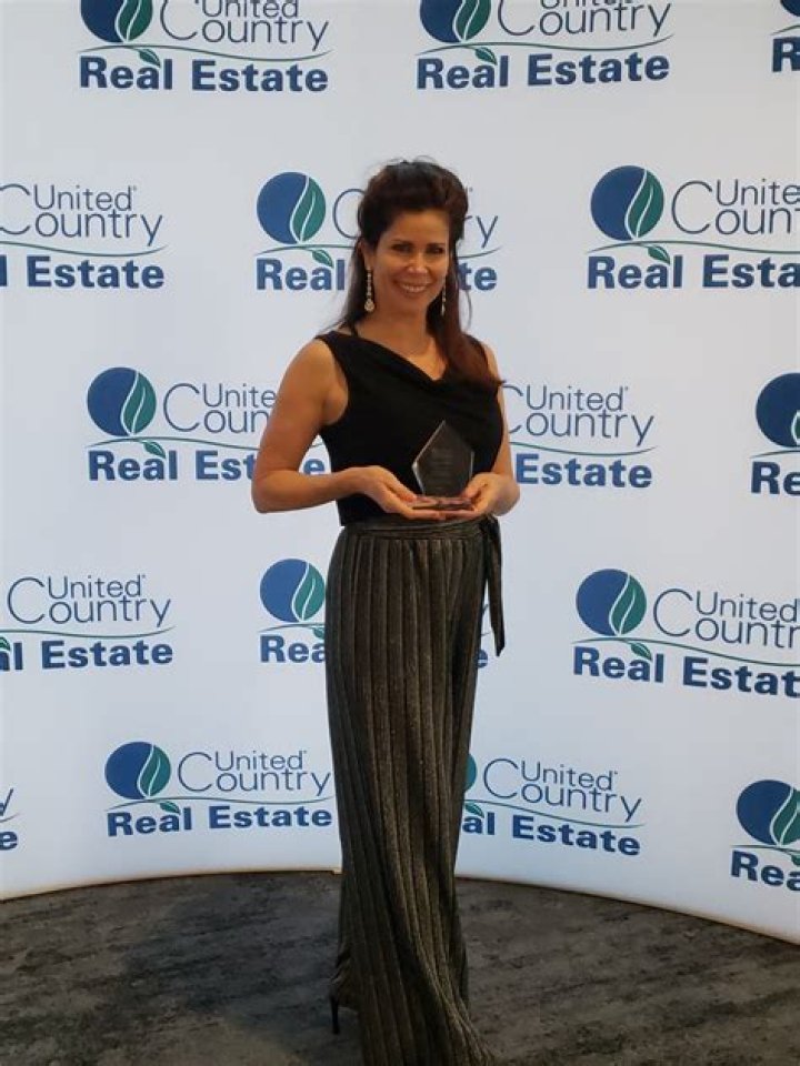Kelly Anne Mays: Award-Winning Real Estate Expert