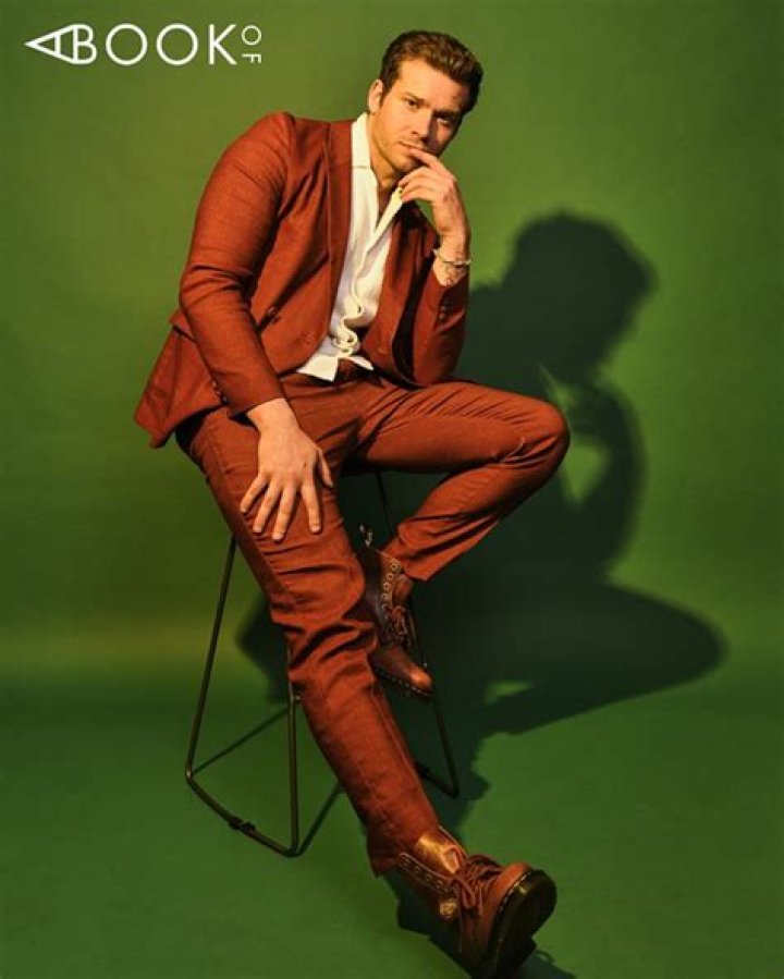 The Mesmerizing Gaze Of Oliver Stark: A Guide To His Enchanting Eyes