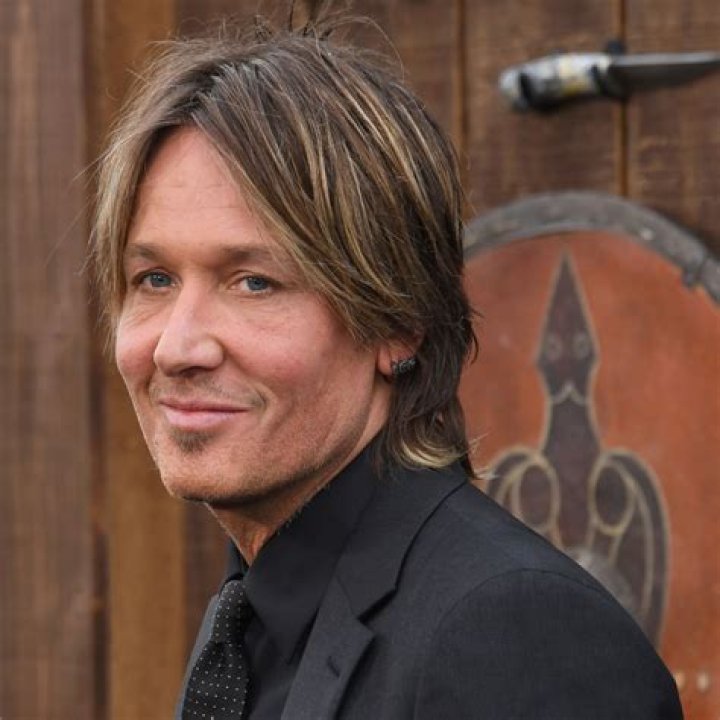 Uncovering The Truth: Does Keith Urban Enhance His Look With Eyeliner?